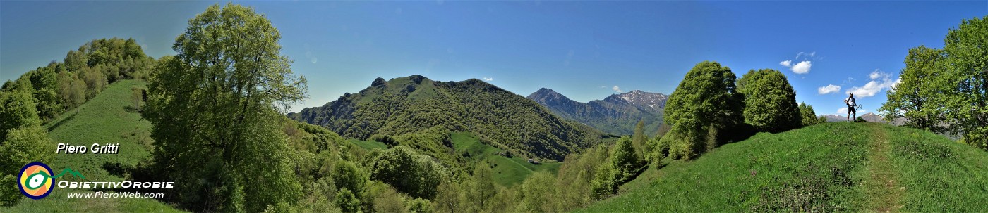 20 Dal Colletto di Redondello a dx (1400 m) con Due Mani al centro saliamo alla Cima di Muschiada (1458 m) a sx .jpg
